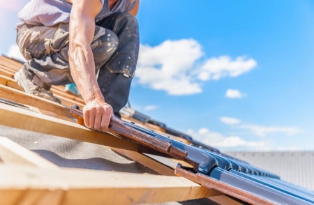 Couverture toiture en mauvais état, signes qui indiquent une rénovation