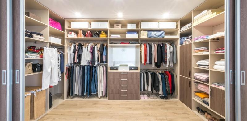 Cr&eacute;er un dressing ou des rangements sur-mesure implique de bien penser la pose des cloisons