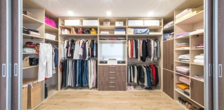 Cr&eacute;er un dressing ou des rangements sur-mesure implique de bien penser la pose des cloisons
